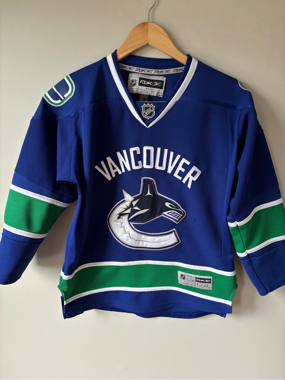 Kids Reebok NHL Vancouver Canucks Jersey Size Youth L/XL
